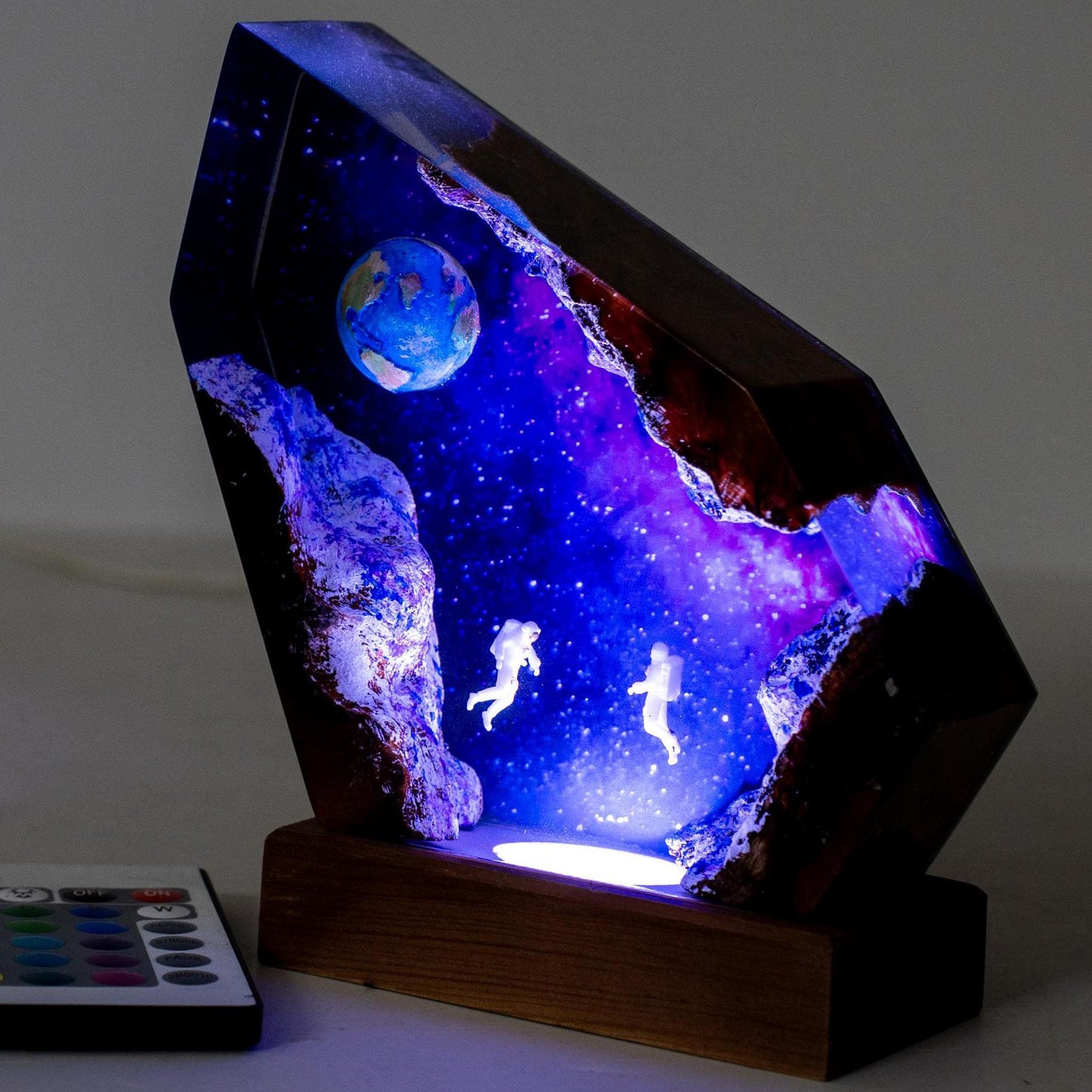 Cross-Border Hot Selling Space Astronaut Epoxy Lamp Bedroom Resin Art Decoration 2025 Father's Day Gift